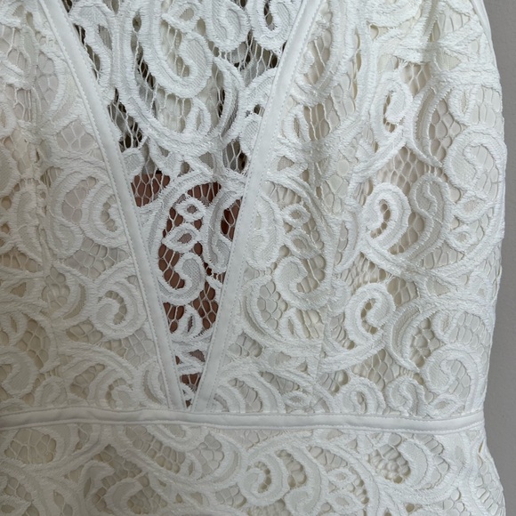 Women’s BCBG Maxazria Off White Lace Sleeveless Dress - size 8 - Picture 2 of 6